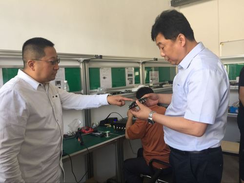 陈君朝常务副总经理先后参观了研发基地的组装车间,电装实验室,机械